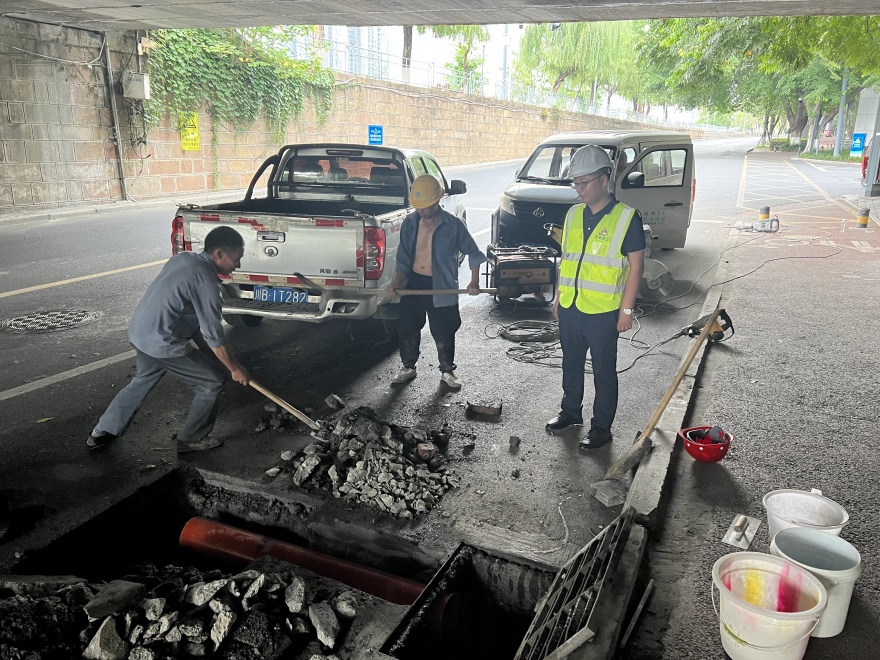 3工作人员督导内涝点清淤_副本