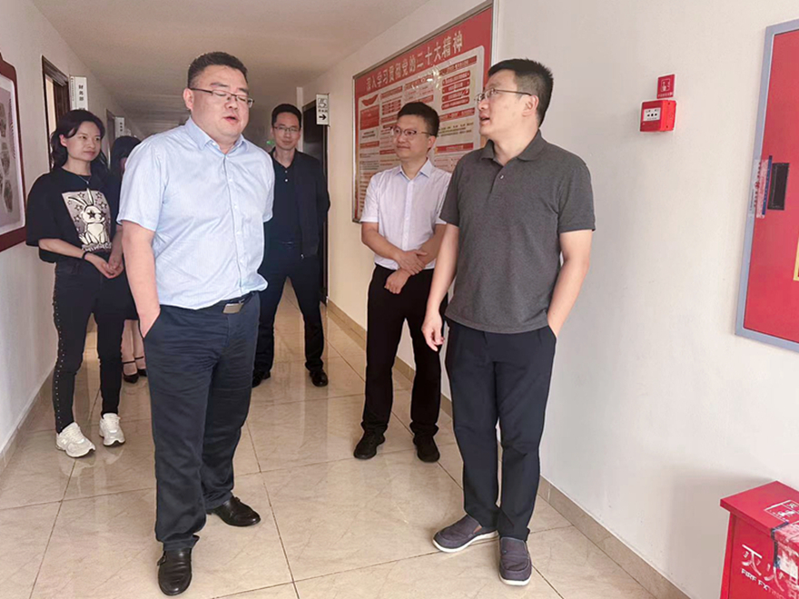 图5：集团总会计师齐飞、副总经理马江水督导办公区域消防安全