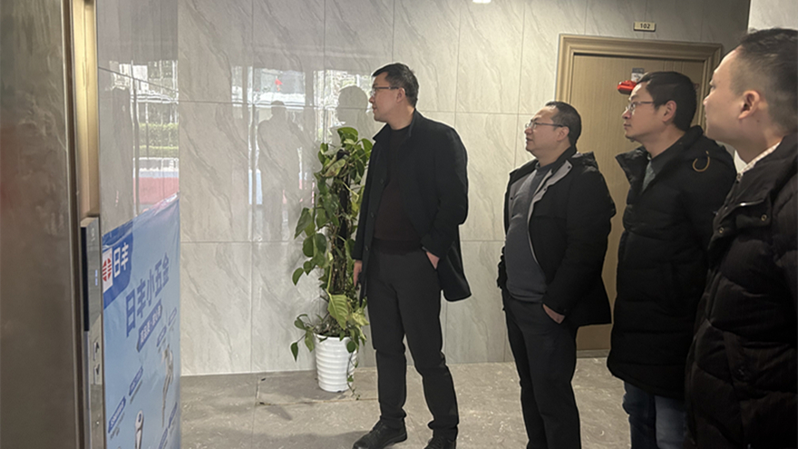 图四：集团党委委员、副总经理余佰宣督导PA真人官网置地安全工作